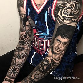 Tatuaż Tony Montana i Pablo Escobar na ramieniu motyw: przedmioty styl: realistyczne
