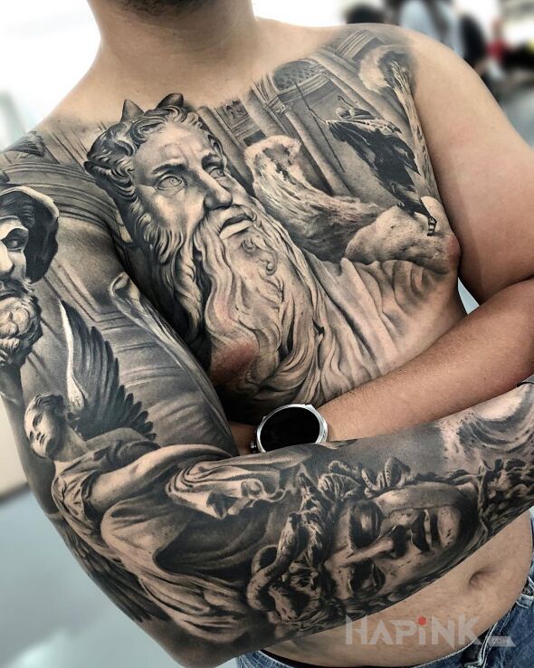 Tattoo Doniosłe rzeźby in faces motif and realistic style on the collarbone