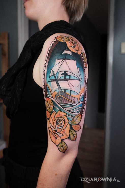 Tatuaż okręt  statek  masztowiec  róże w motywie kwiaty i stylu neotradycyjne na ramieniu