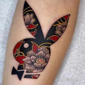 Tatuaż Playboy króliczek na przedramieniu motyw: kolorowe styl: japońskie / irezumi