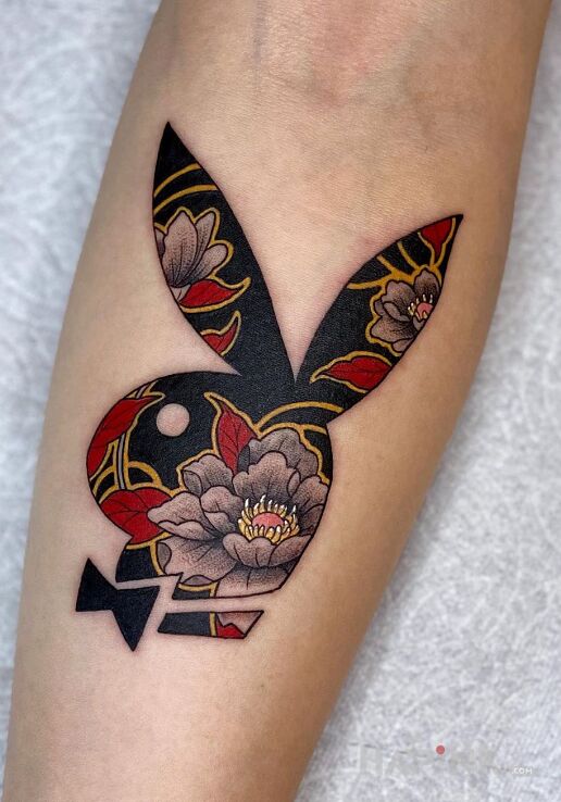 Tattoo Playboy króliczek in colorful motif and japanese / irezumi style on the forearm