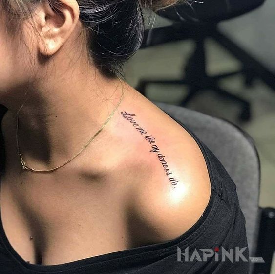 Tattoo Kochaj mnie in lettering motif on the upper arm