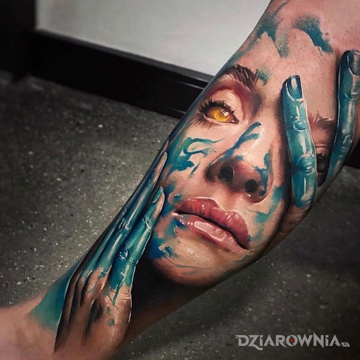 Tatuaż umazana na niebiesko w motywie 3D i stylu realistyczne na łydce