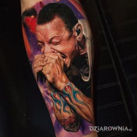 Tatuaż Linkin Park na łydce motyw: kolorowe styl: realistyczne
