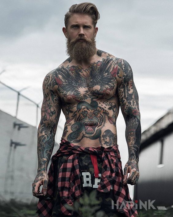 Tattoo Oldschoolowy chłopak in animals motif and oldschool style on the upper arm