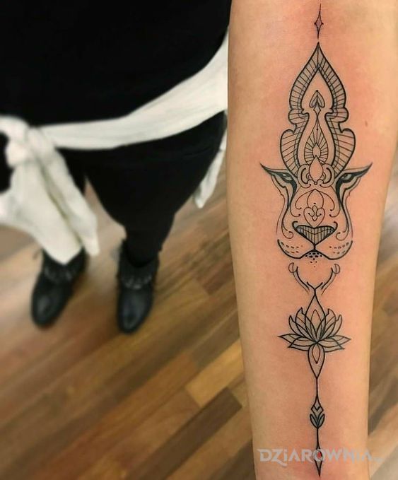 Tatuaż pyszczek lwa w motywie zwierzęta i stylu graficzne / ilustracyjne na przedramieniu