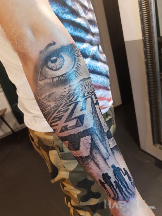 Tattoo Labirynt in 3D motif and realistic style on the forearm