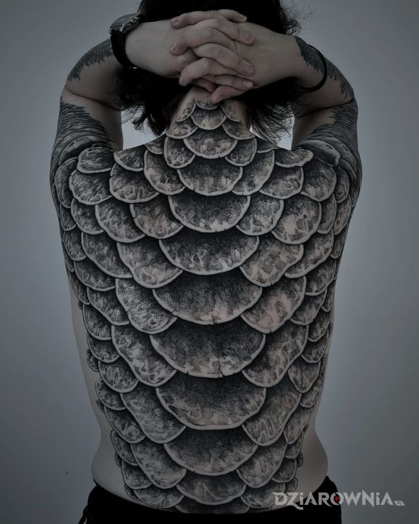 Tatuaż łuski w motywie 3D i stylu realistyczne na plecach
