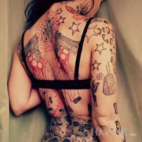 Tattoo Guns and skulls on the upper arm motif: sexy