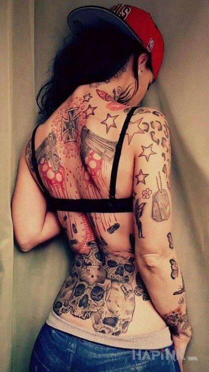 Tattoo Pistolety i czaszki in sexy motif on the back