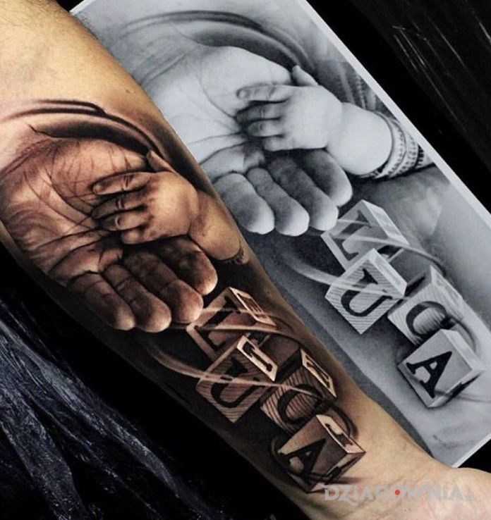Tatuaż dwie dłonie w motywie 3D i stylu realistyczne na przedramieniu