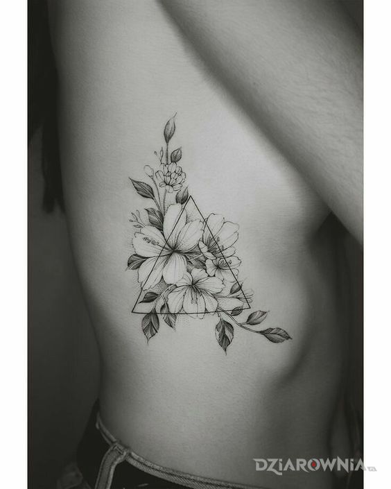 Tatuaż kwiatki i trójkąt w motywie kwiaty i stylu graficzne / ilustracyjne na żebrach