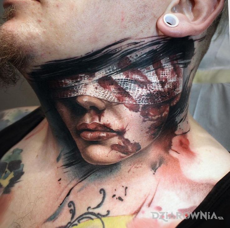 Tatuaż zakrwawiona twarz w motywie kolorowe i stylu realistyczne na szyi