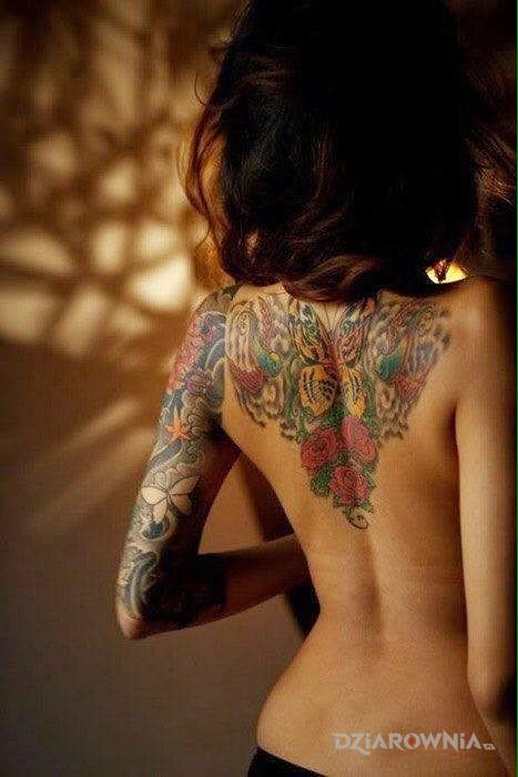 Tatuaż kwiaty na plecach w motywie seksowne na plecach