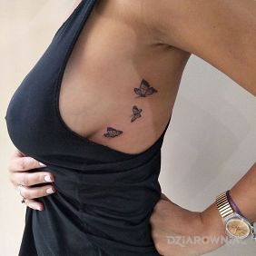 Tatuaż 3 motylki na żebrach motyw: czarno-szare styl: realistyczne