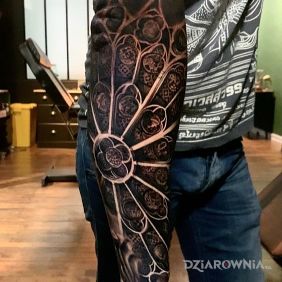 Tatuaż Wzor witrazowy na przedramieniu motyw: witraże styl: realistyczne