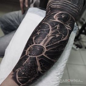 Tatuaż Koscielna stylistyka ciag dalszy na przedramieniu motyw: czarno-szare styl: realistyczne