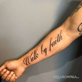 Tatuaż Walk by faith na przedramieniu motyw: napisy styl: kaligrafia