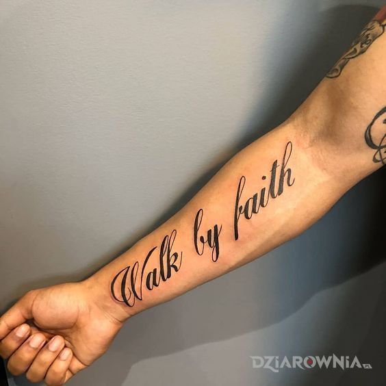 Tatuaż walk by faith w motywie napisy i stylu kaligrafia na przedramieniu