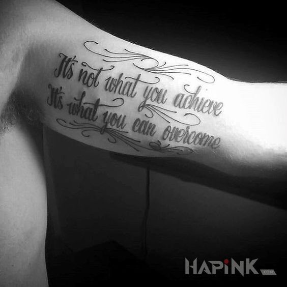 Tattoo Ponad swoje osiągnięcia in lettering motif and calligraphy style on the upper arm