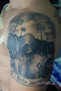 Tattoo Hooligans Widzew Ludzie Honoru in characters motif on the upper arm