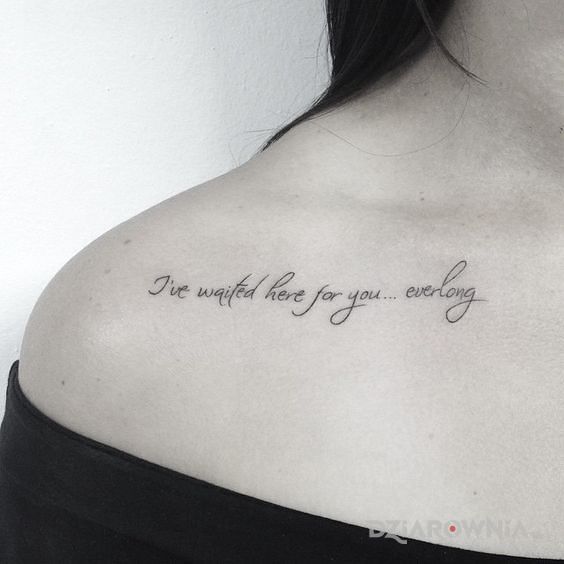Tatuaż ive waited here for you ever long w motywie napisy i stylu kaligrafia na obojczyku