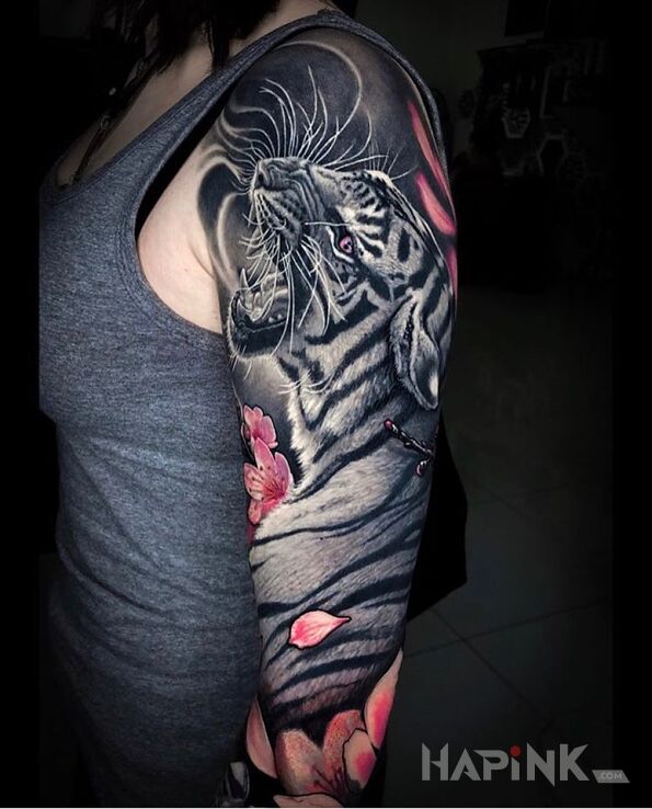 Tattoo Biały tygrys in flowers motif and realistic style on the upper arm