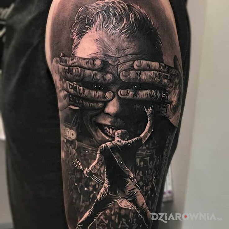 Tatuaż Metalica w motywie czarno-szare i stylu realistyczne na ramieniu