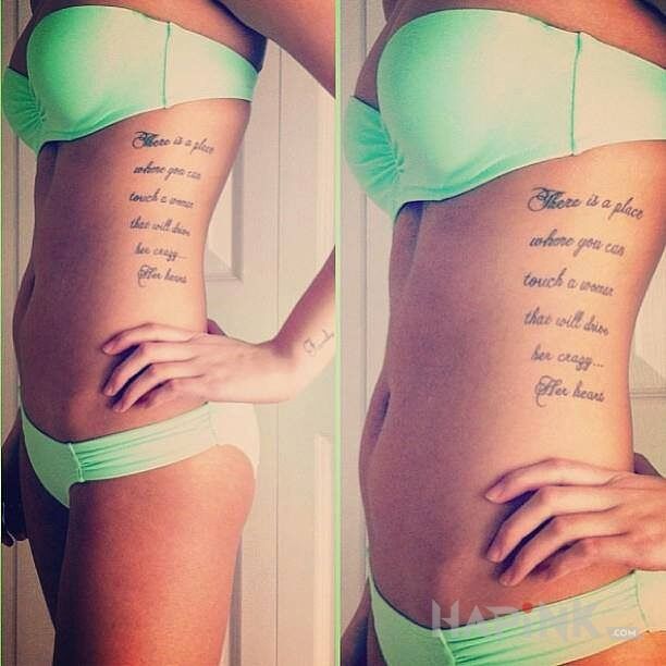 Tattoo Napis na żebrach in sexy motif on the ribs