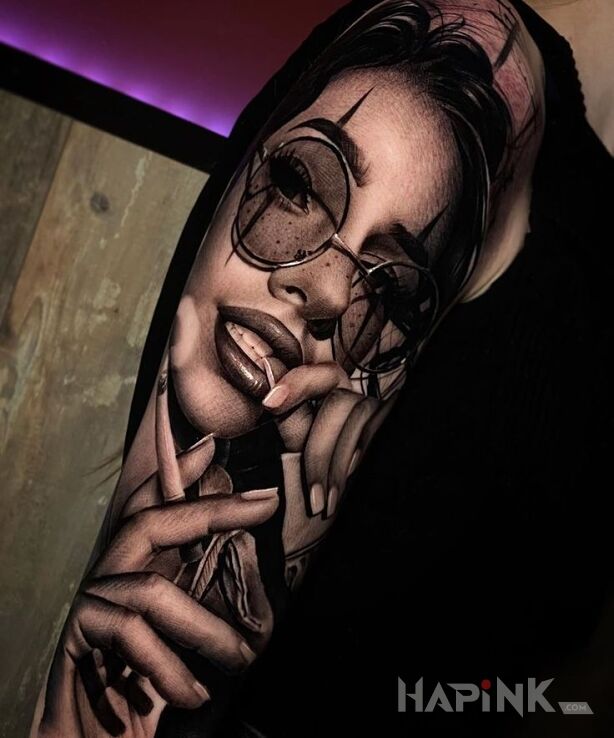 Tattoo Dziewczyna z papierosem in 3D motif and realistic style on the upper arm