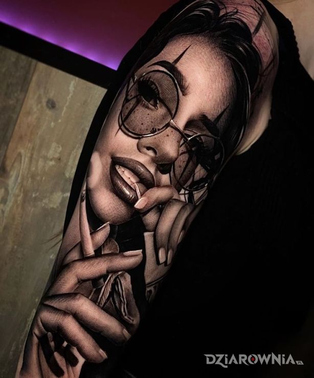 Tatuaż dziewczyna z papierosem w motywie 3D i stylu realistyczne na ramieniu