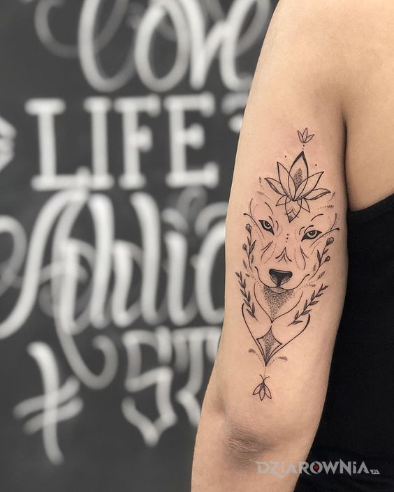 Tatuaż pyszczek wilka w motywie zwierzęta i stylu graficzne / ilustracyjne na ramieniu