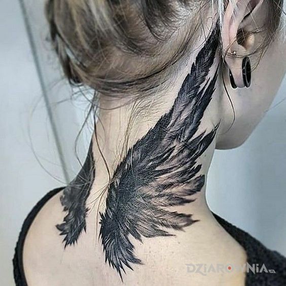 Tatuaż skrzydelka w motywie skrzydła i stylu graficzne / ilustracyjne na karku