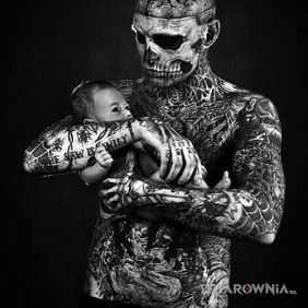 Tatuaż Zombie boy i dziecko na dłoni motyw: czaszki styl: realistyczne