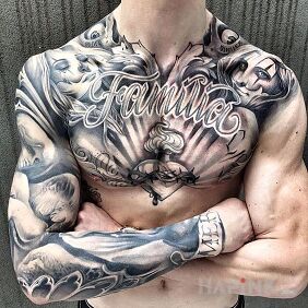 Tattoo Familia on the upper arm motif: lettering style: realistic