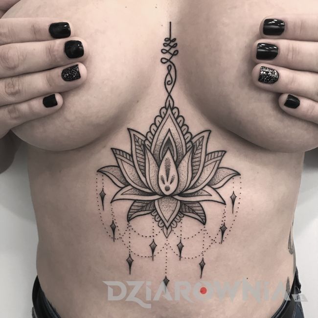 tatuaż pod piersiami kwiat lotosu