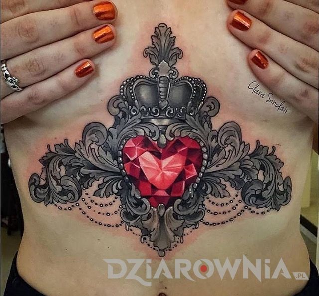 tatuaż diament z akantami na kobiecym brzuchu