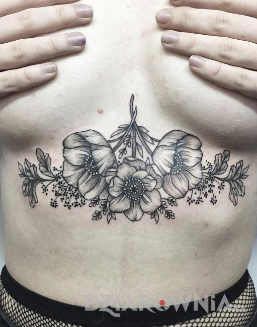 tatuaż z trzeba czarno-szarymi kwiatami pod biustem