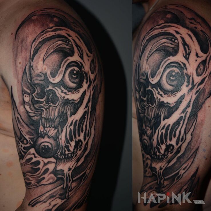 Tattoo Czaszka in black and gray motif and graphic / illustrative style on the upper arm