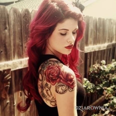 Tatuaż czerwone włosy i czerwona róża w motywie seksowne na łopatkach