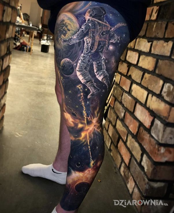 Tatuaż astronauta w kosmosie w motywie kolorowe i stylu realistyczne na nodze