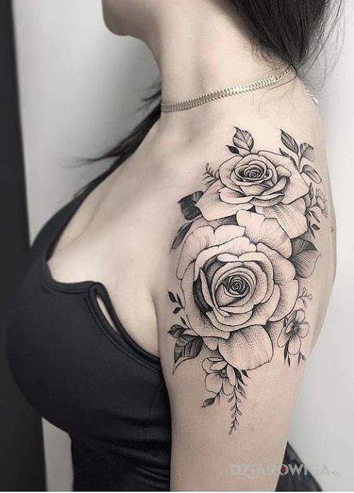 Tatuaż dwie róże na ramienu w motywie czarno-szare i stylu realistyczne na ramieniu