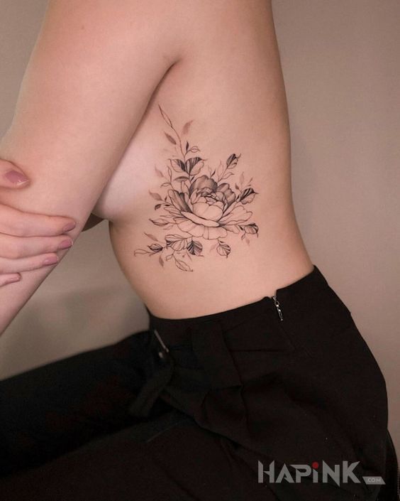 Tattoo Kwiat na żeberku in black and gray motif and graphic / illustrative style on the ribs