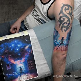 Tatuaż Gwiezdny cover na ramieniu motyw: cover up styl: realistyczne