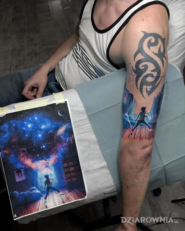 Tatuaż gwiezdny cover w motywie postacie i stylu realistyczne na ramieniu