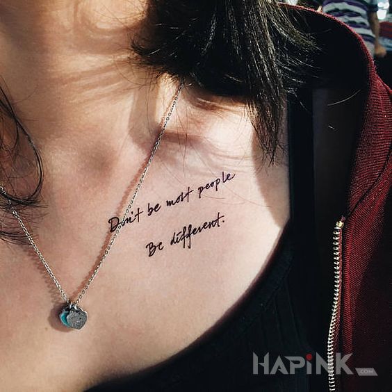 Tattoo Bądź inna in lettering motif and calligraphy style on the collarbone