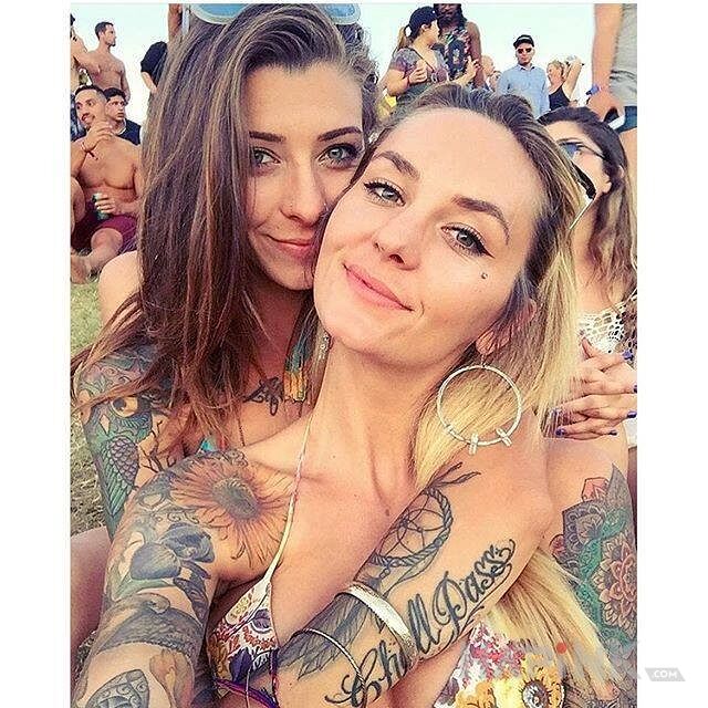 Tattoo Wytatuowane koleżanki in flowers motif on the upper arm
