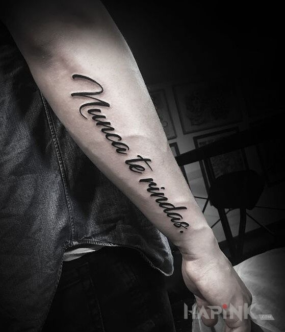 Tattoo Nunca te rindas in lettering motif and calligraphy style on the forearm