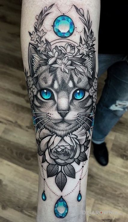 Tatuaż magiczny kot w motywie zwierzęta i stylu realistyczne na przedramieniu