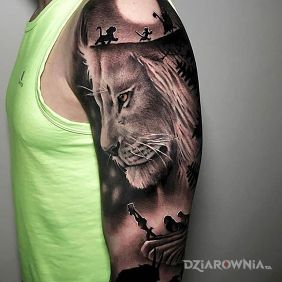 Tatuaż Lion king na ramieniu motyw: zwierzęta styl: realistyczne